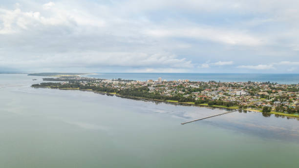 vista aérea de long jetty no lago tuggerah, nsw - cloud sea beach umbrella sky - fotografias e filmes do acervo