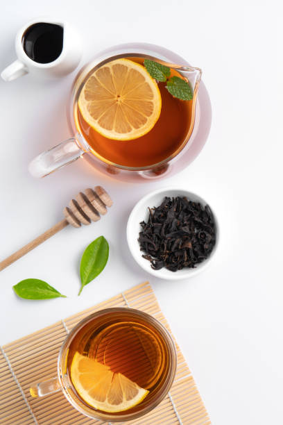 design conceito top view de mel chá preto com limão e hortelã. - mint tea lemon tea leaves glass - fotografias e filmes do acervo