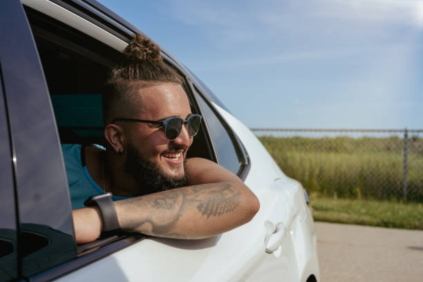 istock Friends going to the beach 1325835034