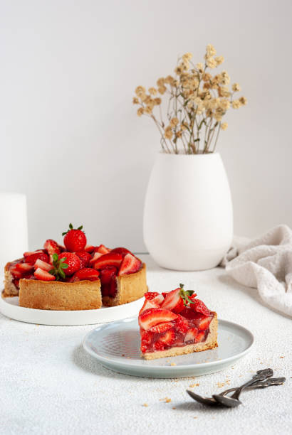 здоровый завтрак с клубничным пирогом - strawberry tart стоковые фото и изображения