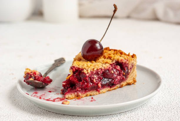 piece of vegan berry pie - pie pastry crust cherry pie cherry imagens e fotografias de stock