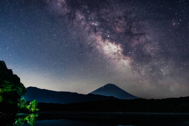 vía láctea con mt.fuji desde el lago saiko en verano - prefectura de yamanashi fotografías e imágenes de stock