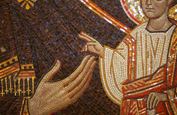 christlich-orthodoxe griechische ikone mit heiligen in form von keramikmosaiken an der fassade der orthodoxen kirche. traditionelle senkgriechische dekor und fresko. - ancient religion stock-fotos und bilder