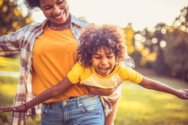 con mamá siempre es divertido. - family american culture black child fotografías e imágenes de stock