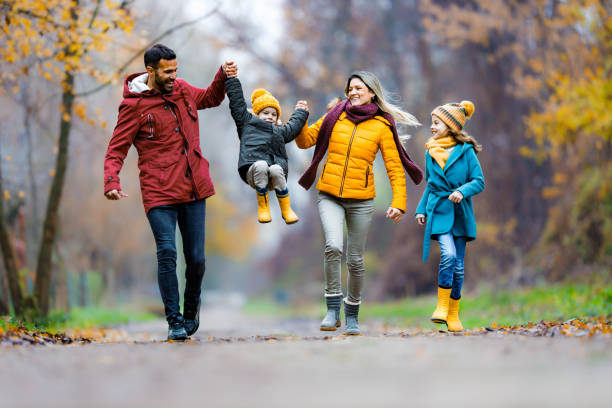 unbeschwerte familie mit spaß im wintertag im park. - couple winter expressing positivity loving stock-fotos und bilder