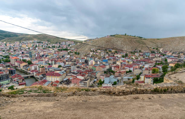 Picturesque colorful architecture of the Middle East. Turkish city of Bayburt Bayburt, Turkey - June 12, 2021:Ancient ruined Armenian fortress in the Turkish city of Bayburt. A picturesque cityscape in the evening - residential buildings along the river and an ancient castle against the backdrop of a blue sky. Traditional architecture of the ancient Near East bayburt stock pictures, royalty-free photos & images