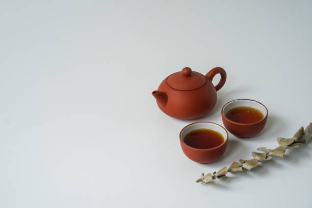 chiński dzbanek do herbaty z filiżanką herbaty na białym tle. - chinese tea teapot isolated tea zdjęcia i obrazy z banku zdjęć