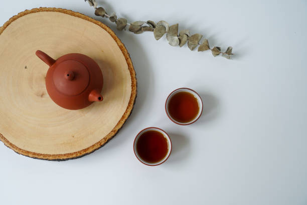 木製プレートにティーカップを入れた中国のティーポット。(トップビュー) - chinese tea ストックフォトと画像