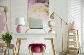 stilvolles-home-office-interieur-mit-komfortablem-arbeitsplatz.jpg?b=1&s=170x170&k=20&c=Iqd8z4Utg1Dk2DdC7sNSfVXdkd9_V6U0KmDfTShTKhI=