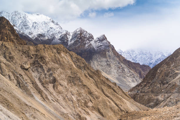 ośnieżone góry w słoneczny dzień otoczone pasmem górskim karakorum w pakistanie azja - sunny day mountain mountain range winter zdjęcia i obrazy z banku zdjęć