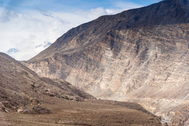 naturalna dolina hunza w sezonie zimowym ze słonecznym dniem otoczona pasmem górskim karakorum w pakistanie - sunny day mountain mountain range winter zdjęcia i obrazy z banku zdjęć