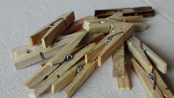 3d illustration - holz kleidung linie pegs extreme close up - clothes peg stock-fotos und bilder