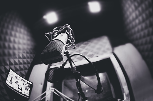 Primer plano del micrófono de condensador en el estudio de grabación en el aire podcast de música . estación de radio que transmite estudio. photo
