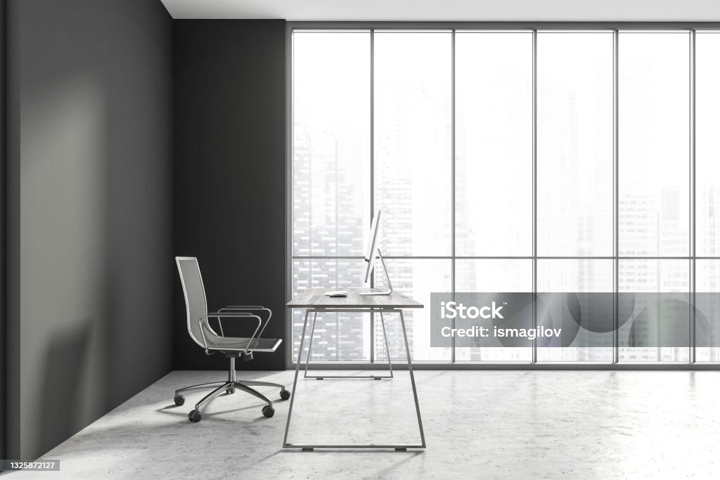 Escritório de CEO concreto e cinza com mesa de computador e janela, vista lateral - Foto de stock de Cadeira royalty-free Escritório de CEO concreto e cinza com mesa de computador e janela, vista lateral - Foto de stock de Cadeira royalty-free