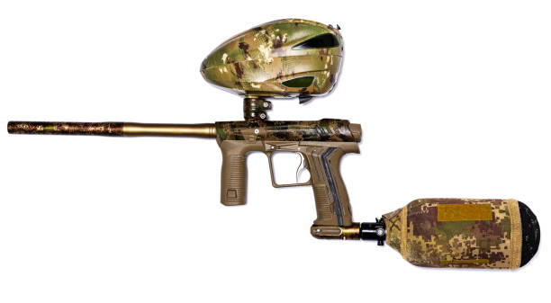 foto macro de pistola de paintball de camuflaje o marcador con cargador, cañón largo y tanque de presión sobre fondo blanco. - gun rounds fotografías e imágenes de stock