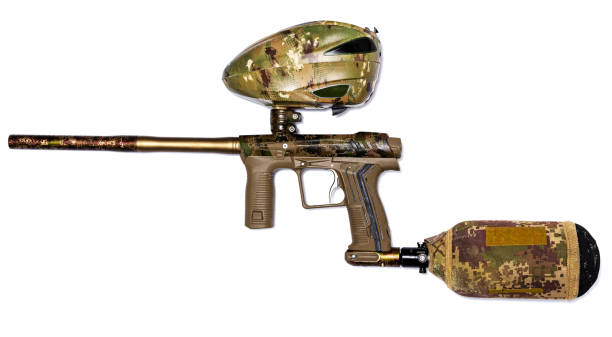 photo macro du pistolet de paintball de camouflage ou marqueur avec chargeur, canon long et réservoir sous pression sur fond blanc. - gun rounds photos et images de collection