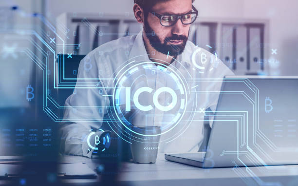 Handsome beard businessman or cryptocurrency trader analyzing bitcoin rates after ICO, using laptop and taking notes, double exposure flowchart, internet trading. Crypto market review concept. guapo hombre de negocios de barba o comerciante de criptomonedas analizando las tasas de bitcoin después de ico, usando computadora portátil y tomando notas, diagrama de flujo de doble exposición, comercio en internet. concepto de revisión del mercado