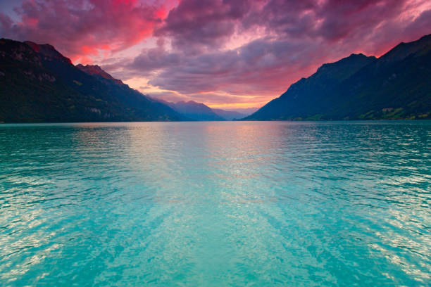 zachód słońca nad jeziorem brienz w alpach, szwajcaria - mountain peak switzerland grindelwald bernese oberland zdjęcia i obrazy z banku zdjęć