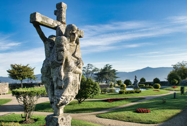 kreuz oder steinkreuze im park monte do castro in der stadt vigo, spanien - feudalism stock-fotos und bilder