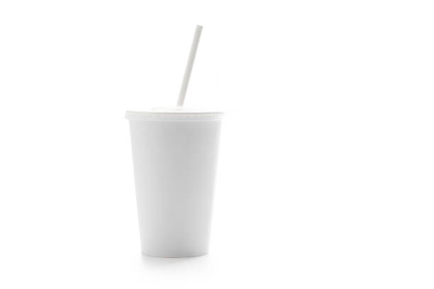 白い上に分離された白いわらと飲料紙ガラスを取り除く - disposable cup cup paper plastic ストックフォトと画像