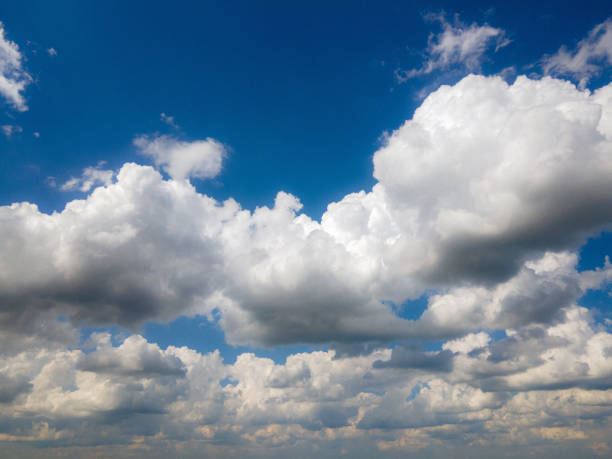 nubes blancas en el cielo azul - cloud cloudscape fluffy white fotografías e imágenes de stock