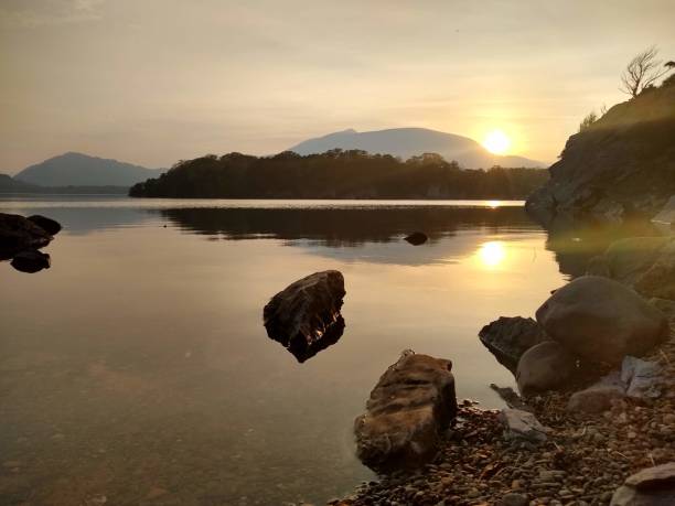 zachód słońca w lough leane, irlandia - lakes of killarney zdjęcia i obrazy z banku zdjęć