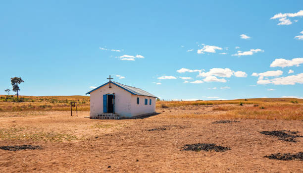 solitaria capilla blanca y única en la tierra plana africana lejos de la ciudad de ilakaka, en un día soleado - worship place fotografías e imágenes de stock