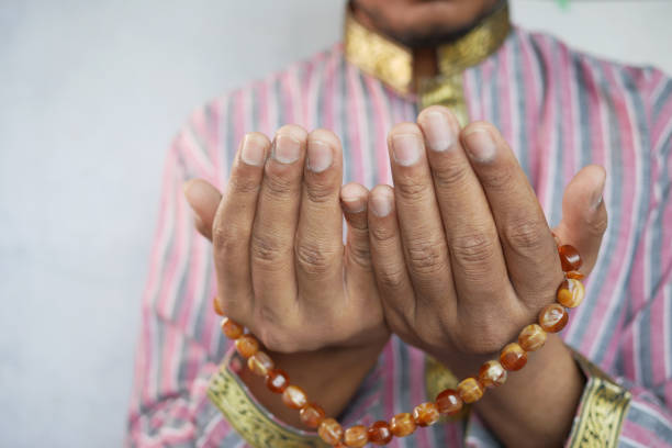 muslim man keep hand in praying gestures during ramadan, close up - salah 個照片及圖片檔