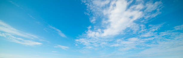 blauer himmel mit wolken am ufer floridas - wolke fotos stock-fotos und bilder
