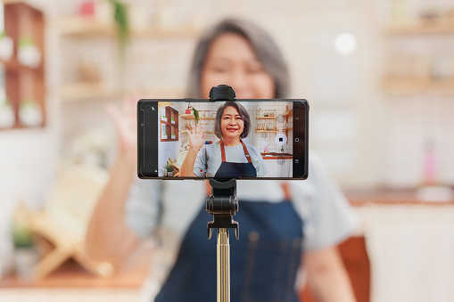 https://media.istockphoto.com/id/1325919883/photo/close-up-of-camera-recording-pensioner-mature-woman-cooking-and-making-video-live-for-the.jpg?b=1&s=170667a&w=0&k=20&c=oc7rLxPYAmN_s6gTOLwPxwclqf-plrQMS9ckgWzjiYU=