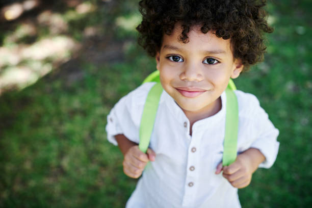 tiro de um menino usando uma mochila na natureza - preschool - fotografias e filmes do acervo