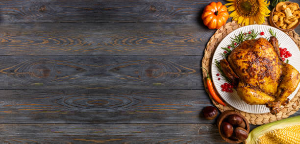 pollo entero asado o pavo con verduras de otoño para la cena de acción de gracias sobre fondo de madera. concepto del día de acción de gracias - autumn table setting flower fotografías e imágenes de stock