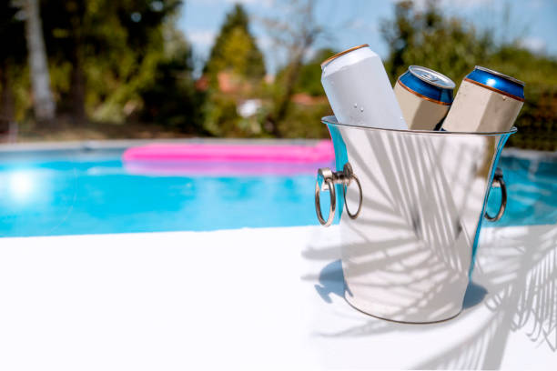 latas de cerveja esfriando na piscina - poolside - fotografias e filmes do acervo