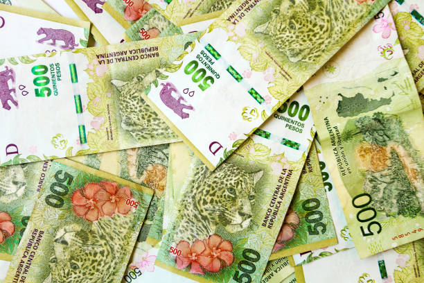 gros plan sur des billets de 500 pesos argentins désorganisés vus d’en haut - monnaie argentine photos et images de collection