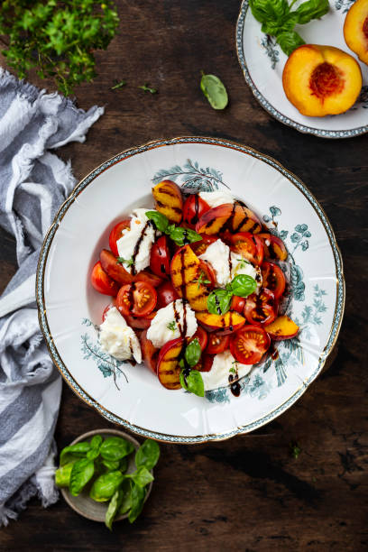 grilled peach salad with mozzarella and tomatoes - vinegar salad dressing balsamic vinegar olive oil imagens e fotografias de stock