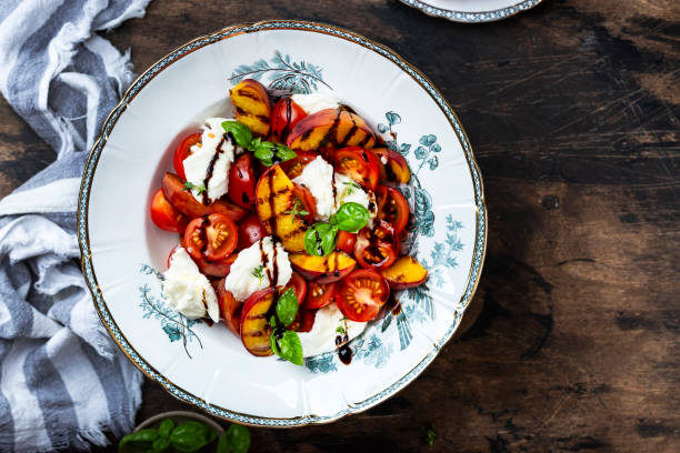 insalata di pesca alla griglia con mozzarella e pomodori - vinegar salad dressing balsamic vinegar olive oil foto e immagini stock