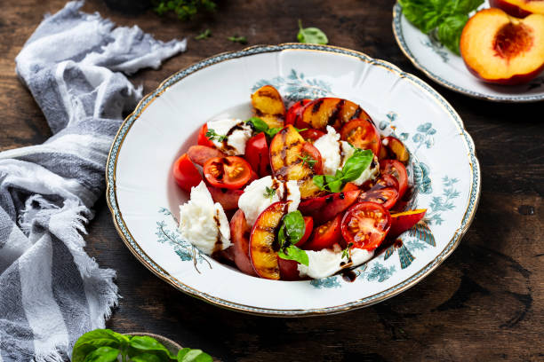 sałatka z grilla brzoskwiniowa z mozzarellą i pomidorami - balsamic vinegar caprese salad tomato mozzarella zdjęcia i obrazy z banku zdjęć