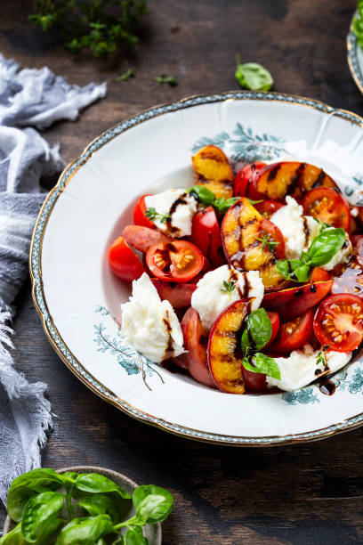 grilled peach salad with mozzarella and tomatoes - vinegar salad dressing balsamic vinegar olive oil imagens e fotografias de stock