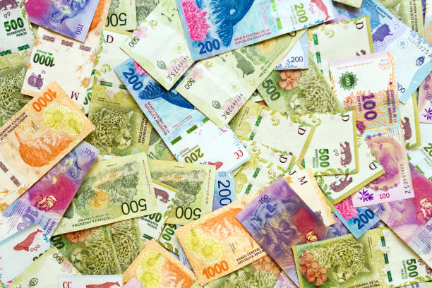 diverse banconote di pesos argentini disordinati visti dall'alto - number 100 number 500 paper currency close up foto e immagini stock