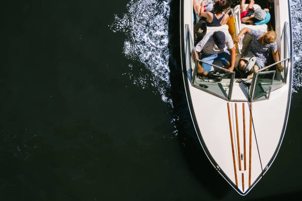 la famille fait une promenade en bateau à travers un ruisseau dans le delta du tigre pendant une journée ensoleillée - motorboat nautical vessel speedboat lake photos et images de collection