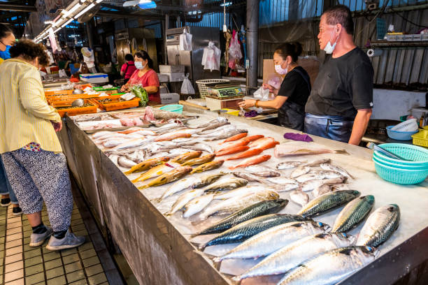แผงขายปลาในตลาดแบบดั้งเดิมขนาดใหญ่ในเกาสงเหนือ ไต้หวัน ภาพสต็อก -  ดาวน์โหลดรูปภาพตอนนี้ - Istock