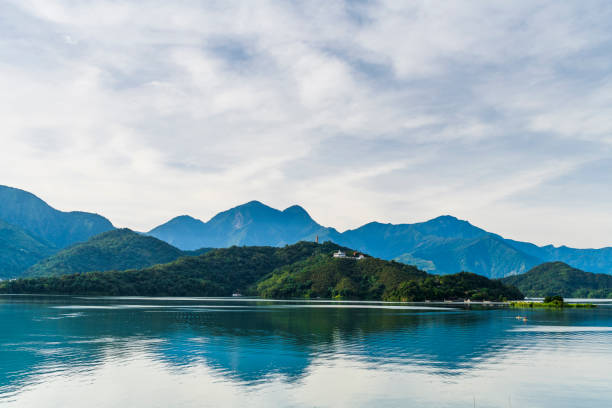 el paisaje del lago sun moon en taiwán. - sun moon lake fotografías e imágenes de stock