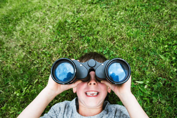 chłopiec patrząc na chmury z lornetki - little boys discovery binoculars child zdjęcia i obrazy z banku zdjęć