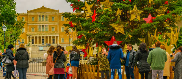 décoration de noël, place syntagma, athènes, grèce - syntagma square photos et images de collection