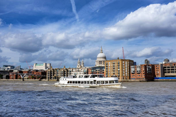 pleasure boat sailing down the thames river, london - crane skyline uk tower of london imagens e fotografias de stock