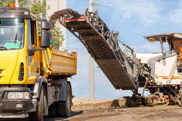 도로 밀링 기계는 도로 섹션에서 아스팔트의 상단 층을 제거하고 티퍼에 로드합니다. - construction machinery machine industrial equipment grader 뉴스 사진 이미지