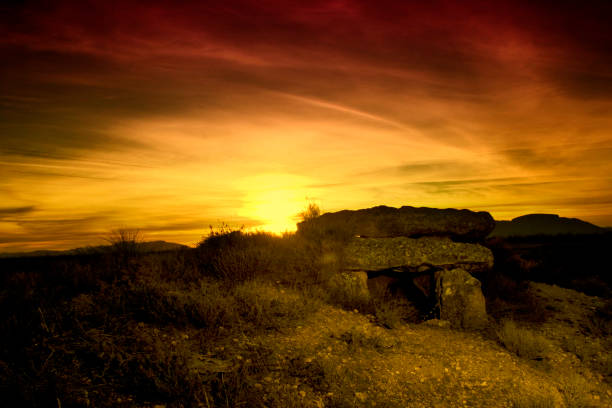parc mégalithique de gorafe. grenade/andalousie, espagne - dolmen photos et images de collection