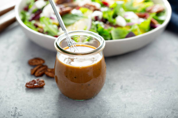 бальзамическая винегретная повязка - salad dressing condiment cooking oil glass стоковые фото и изображения