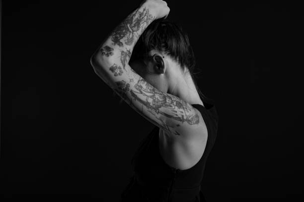 beautiful tattooed young woman - dövme yaptırmak fotoğraflar stok fotoğraflar ve resimler