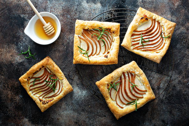 Puff pastries with pear, rosemary and honey